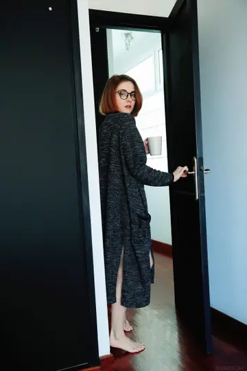 Alice Shea – Ukrainian Brunette in Glasses Fingers Her Pussy for a Selfie