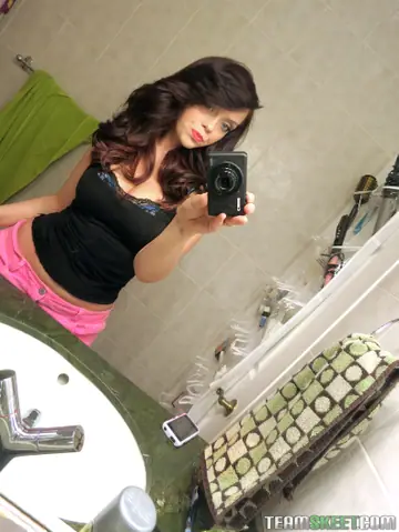 Ryan Smiles – Thick Brunette Snaps Selfies of Big Natural Tits
