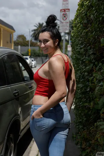 Sidney Alexis – Brunette PAWG Flashes Her Big Tits and Ass in Jeans Outdoors