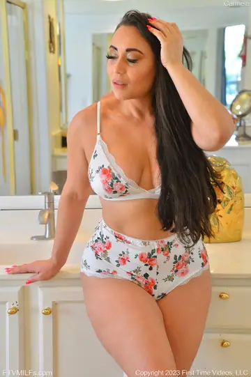Carmela Clutch – Busty Latina BBW Fingers Her Hairy Pussy in the Bathtub