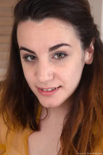 Aragne Spicy – Thick Tattooed Woman Removes Her Panties and Spreads Her Hairy Pussy