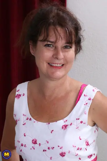 Sherry Lee – European MILF in Lingerie Toys Her Hairy Pussy