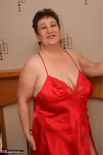 Kinky Carol – Mature British BBW in Red Lingerie Shows Off Her Huge Natural Tits