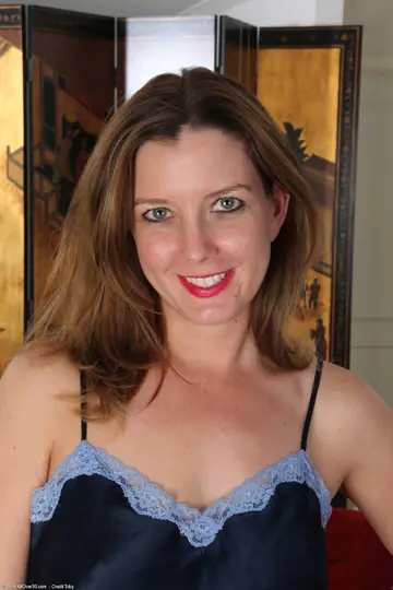Deliliah Stevenson – Mature PAWG Spreads Her Shaved Pussy