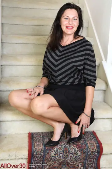 Joana Jakes – Curvy Mature Brunette Spreads Her Hairy Pussy on the Stairs