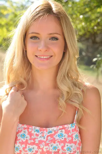 Elle Richie – Slim British Blonde Strips to Stockings and Spreads Outdoors