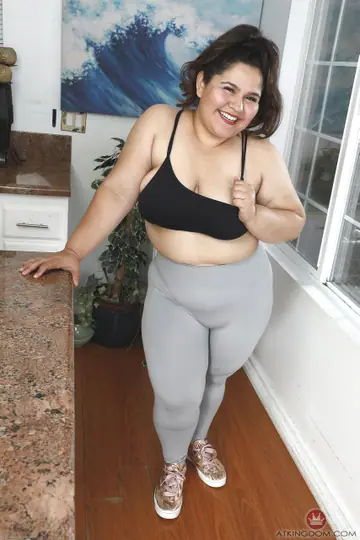 Karla Lane – BBW Latina Spreads Her Hairy Pussy Wide