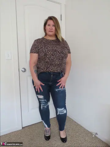 Busty Kris Ann – Curvy Blonde MILF Strips Off Her Ripped Jeans and Poses Naked
