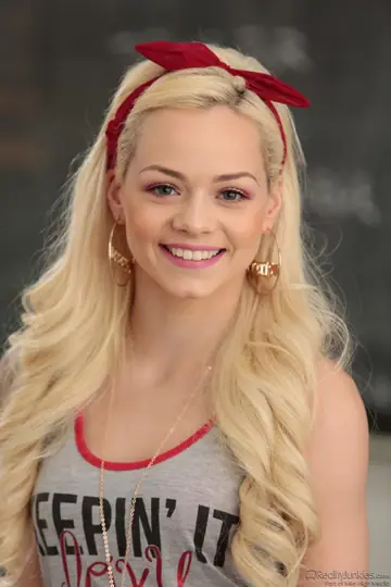 Elsa Jean – Skinny Blonde in Lingerie Gives a Blowjob Before Sex