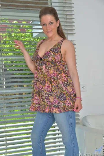 Valentina Ross – Czech MILF Strips Off Her Jeans to Show Her Big Ass and Pussy