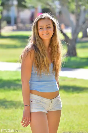 Cara Stone – PAWG Spreads Her Pink Pussy in the Park