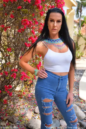 Texas Patti – Curvy German MILF Fucks a Dildo and Fingers Her Pussy Outdoors
