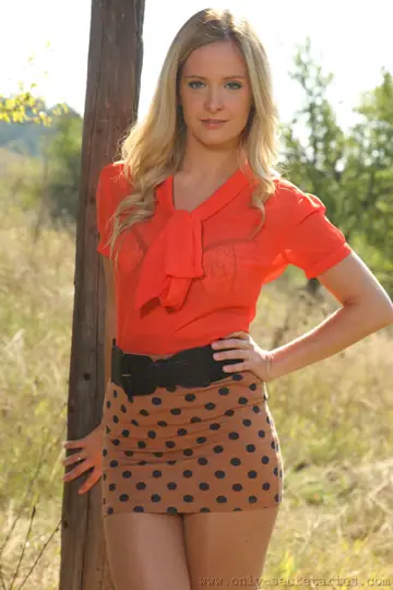 Elle Richie – Busty Blonde Strips Topless Outdoors in Heels
