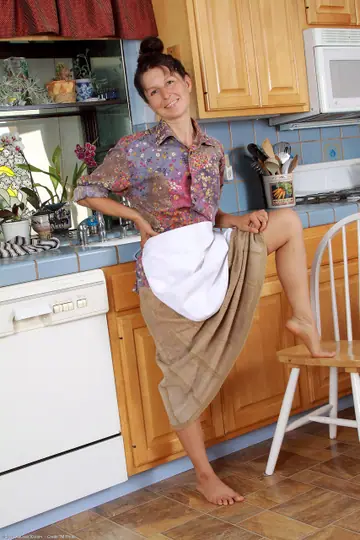 Carmen T – Tall Brunette MILF Strips and Fingers Her Hairy Pussy on the Kitchen Counter