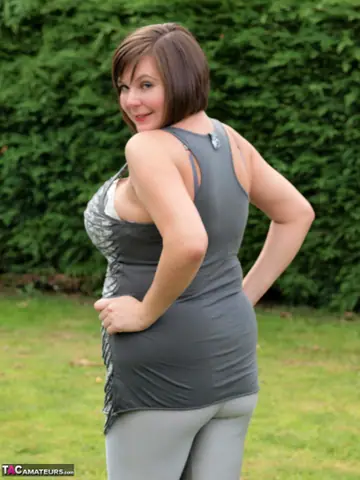 Roxy Anderson – Curvy British MILF Rubs Her Pussy in a Bikini and Yoga Pants Outdoors
