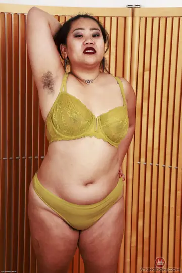Asian BBW Spreads Her Hairy Pussy
