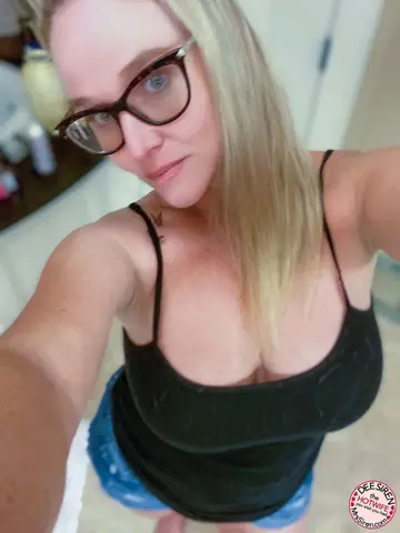Dee Siren – Blonde MILF Shows Off Her Big Tits in Selfie