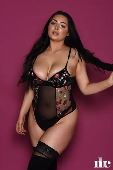 Foxy Lucina – Curvy Brunette Poses in Stockings and Heels
