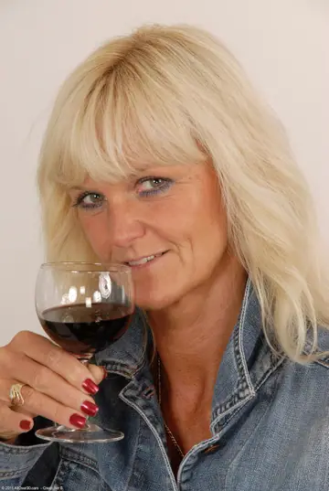 Jenny De Lugo – Mature Blonde MILF Lifts Her Skirt to Show Her Hairy Pussy