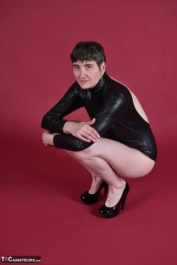 Short-Haired Brunette in High Heels Spreads Her Legs and Asshole