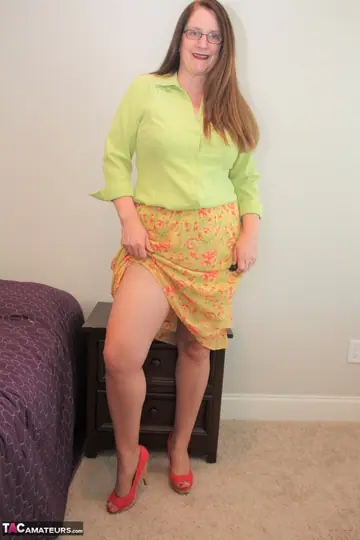 Busty Mature BBW Pulls Down Her Pantyhose and Spreads Her Hairy Pussy