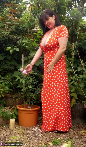 Juiceyjaney – Curvy British MILF Displays Her Hairy Bush Outdoors While Reading