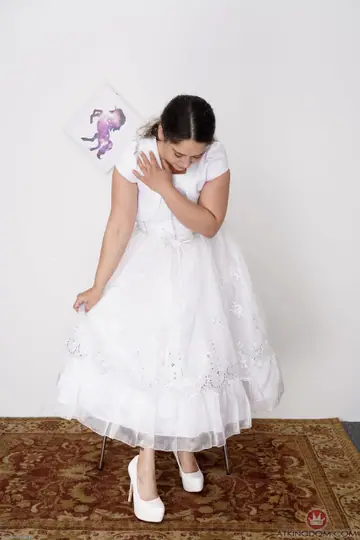 Ziggy Star – Curvy Brunette Bride Strips Off Her Dress and Spreads Her Hairy Pussy in Heels