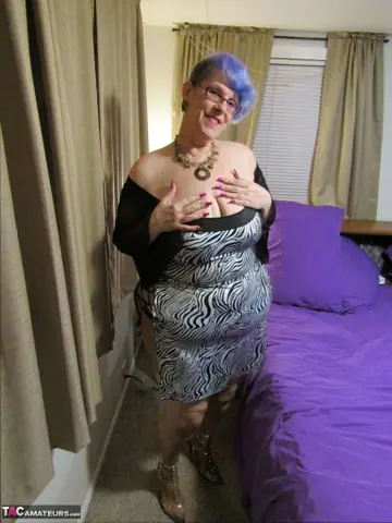 BBW Poses in Pantyhose and Pointy Heels
