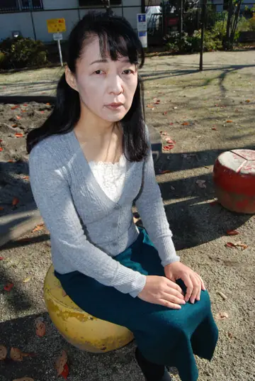 Kiyoe Majima – Japanese Brunette Poses Nude and Spreads Outdoors
