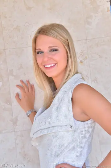 Lacy Johnson – Tall Blonde Lifts Skirt and Flashes Her Pussy and Ass in Public