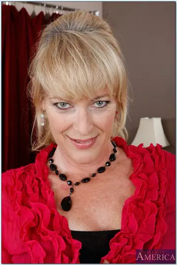 Tina Tosh – Thick Blonde MILF Undresses and Shows Her Hairy Pussy