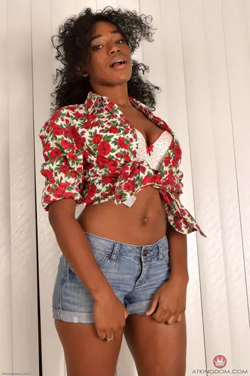 Rea Quinn – Thick Ebony Woman Strips Out of Her Shorts to Flash Her Tits and Ass