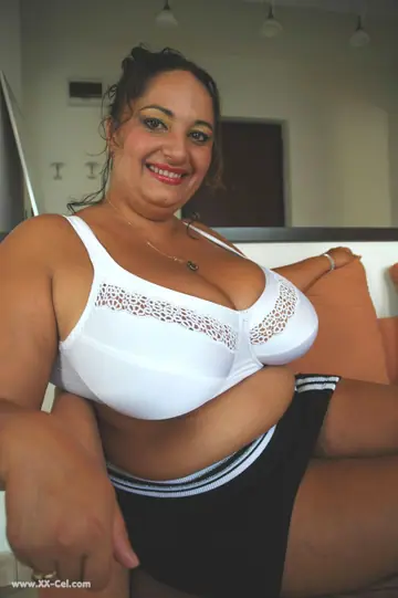 Curvy Latina MILF Poses Topless Displaying Her Huge Saggy Tits