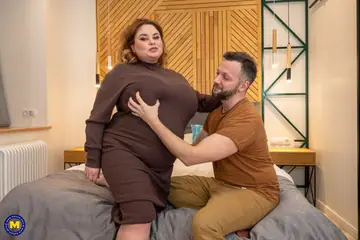 Anna Katz – Curvy Mature Blonde Strips for Bedroom Anal