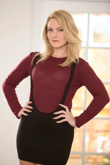 Lisey Sweet – Thick Blonde Takes Anal and Wears the Load