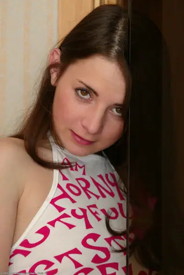 Carmen Ryan – Petite Brunette Strips Out of Her Panties and Dildos Her Hairy Pussy