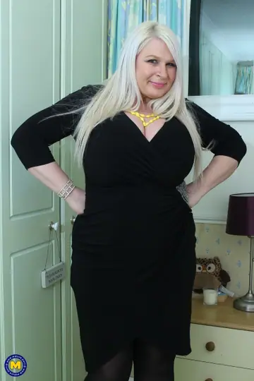 Sammy Sanders – Mature British Blonde Strips and Spreads Her Pussy