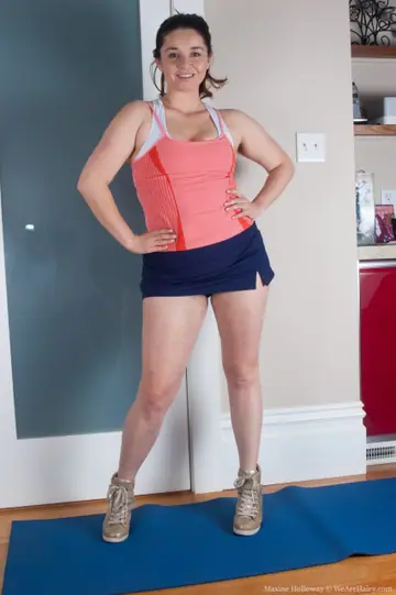 Maxine Holloway – Chubby Brunette MILF Shows Off Her Hairy Bush