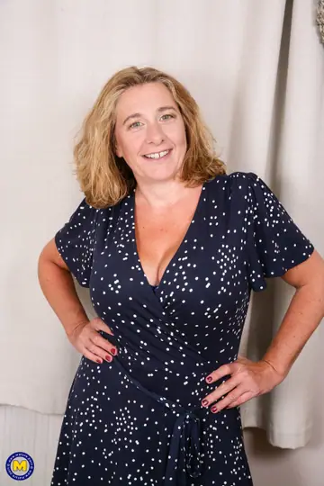 Camilla Creampie – Mature European Blonde Spreads Her Shaved Pussy and Fucks a Glass Dildo