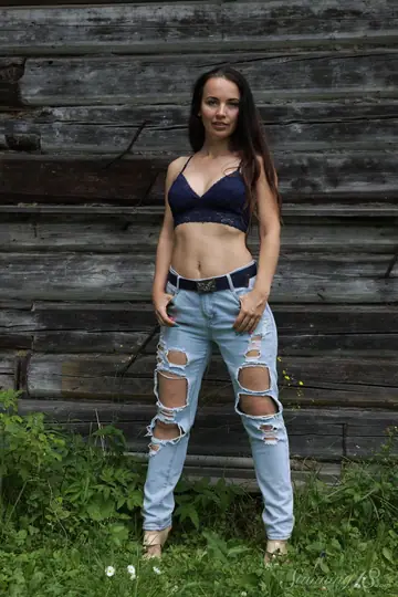 Brunette PAWG Strips Out of Her Jeans Outdoors