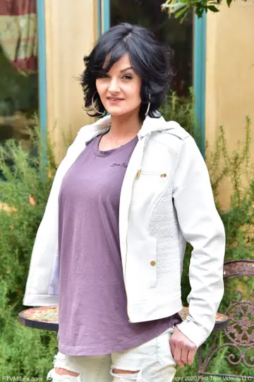 Taylor Lane – Short-Haired Ebony MILF Spreads Her Legs in Jeans Outdoors