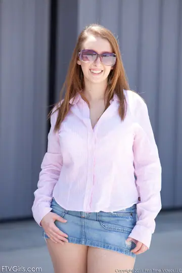 Felicia Clover – Petite Brunette in Glasses Flashes Her Tits and Spreads Her Pussy Outdoors