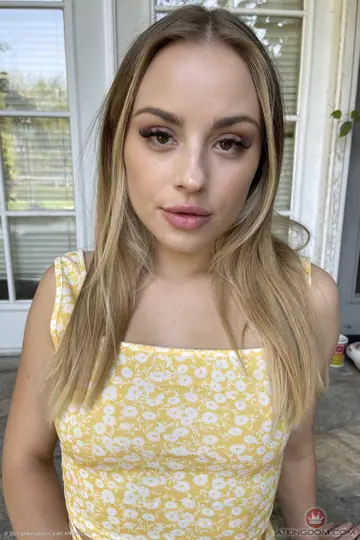 Anna Claire Clouds – Blonde PAWG in Panties and Heels Spreads and Shows Her Feet