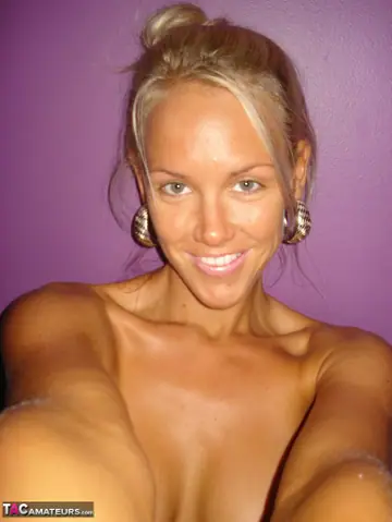 Aussie Jewel – Tall Blonde Shows Her Big Natural Tits and Spreads in Selfies