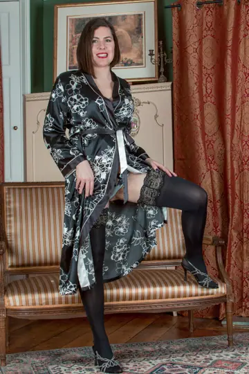 Sharlyn – Thick British MILF in Lingerie and Stockings Spreads Her Hairy Pussy