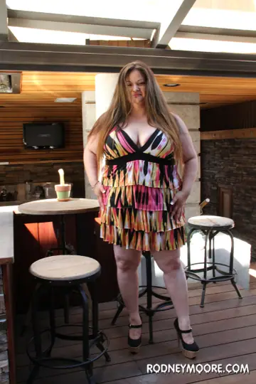 Brunette BBW Poses Outdoors in a Skirt and Heels