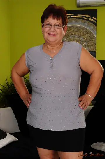 Lawanda – Short-Haired Mature BBW Sucks Cock and Gets Fucked