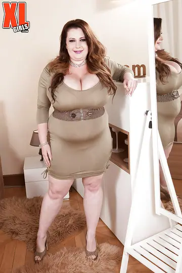 Anna Beck – BBW Oils Her Big Tits and Spreads Her Shaved Pussy