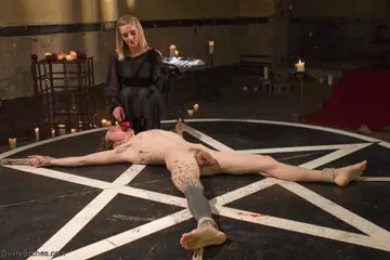 Mona Wales – Tall Blonde MILF Gives a Handjob and Spreads Her Legs