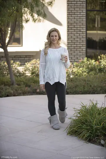 Cherie Deville – Thick Blonde MILF Strips Out of Her Yoga Pants Outdoors